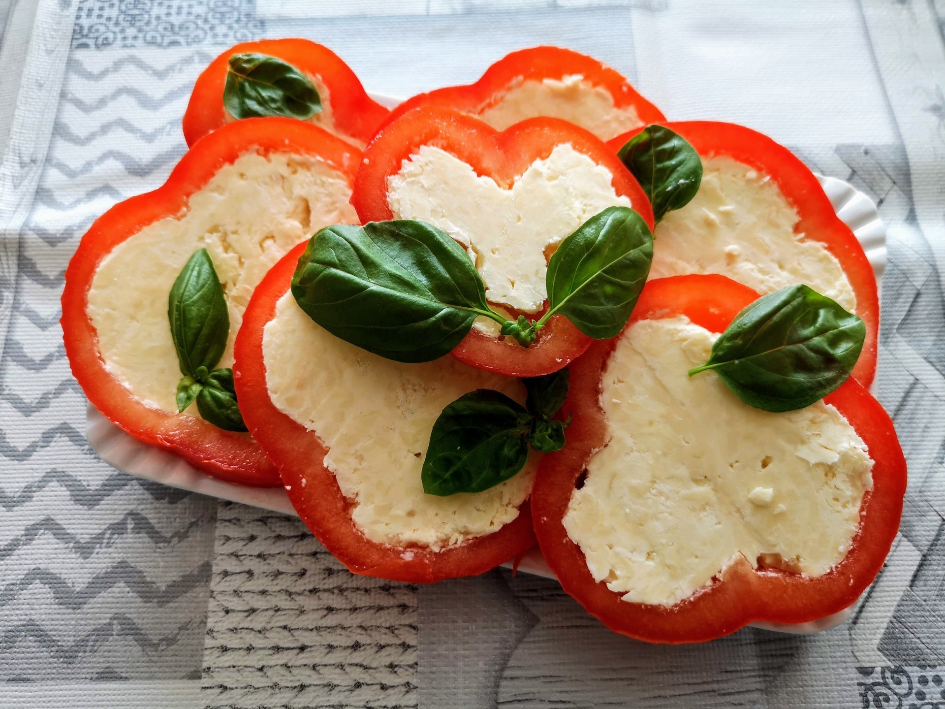 Закуска перец фаршированный сыром и чесноком. Перец фаршированный сыром и чесноком холодная закуска. Перец фаршированный сыром. Антипасти перец. Перчики фаршированные сыром.