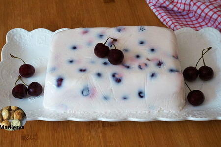 Фото к рецепту: Лёгкий йогуртовый десерт с вишней