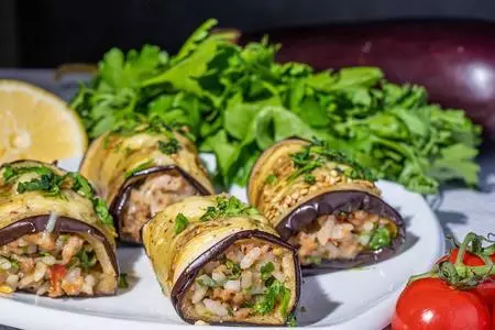 Закусочные рулетики из баклажан с мясным фаршем и овощами