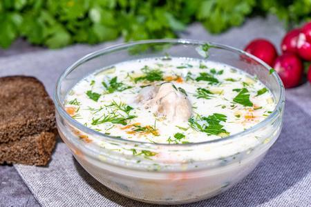 Фото к рецепту: Куриный суп с плавленым сливочным сыром и овощами