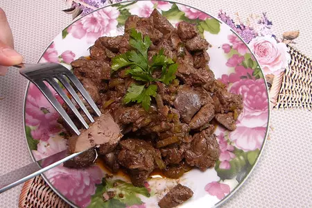 Тушеная куриная печень