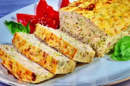 Мясной хлеб с куриного филе и кабачка в духовке