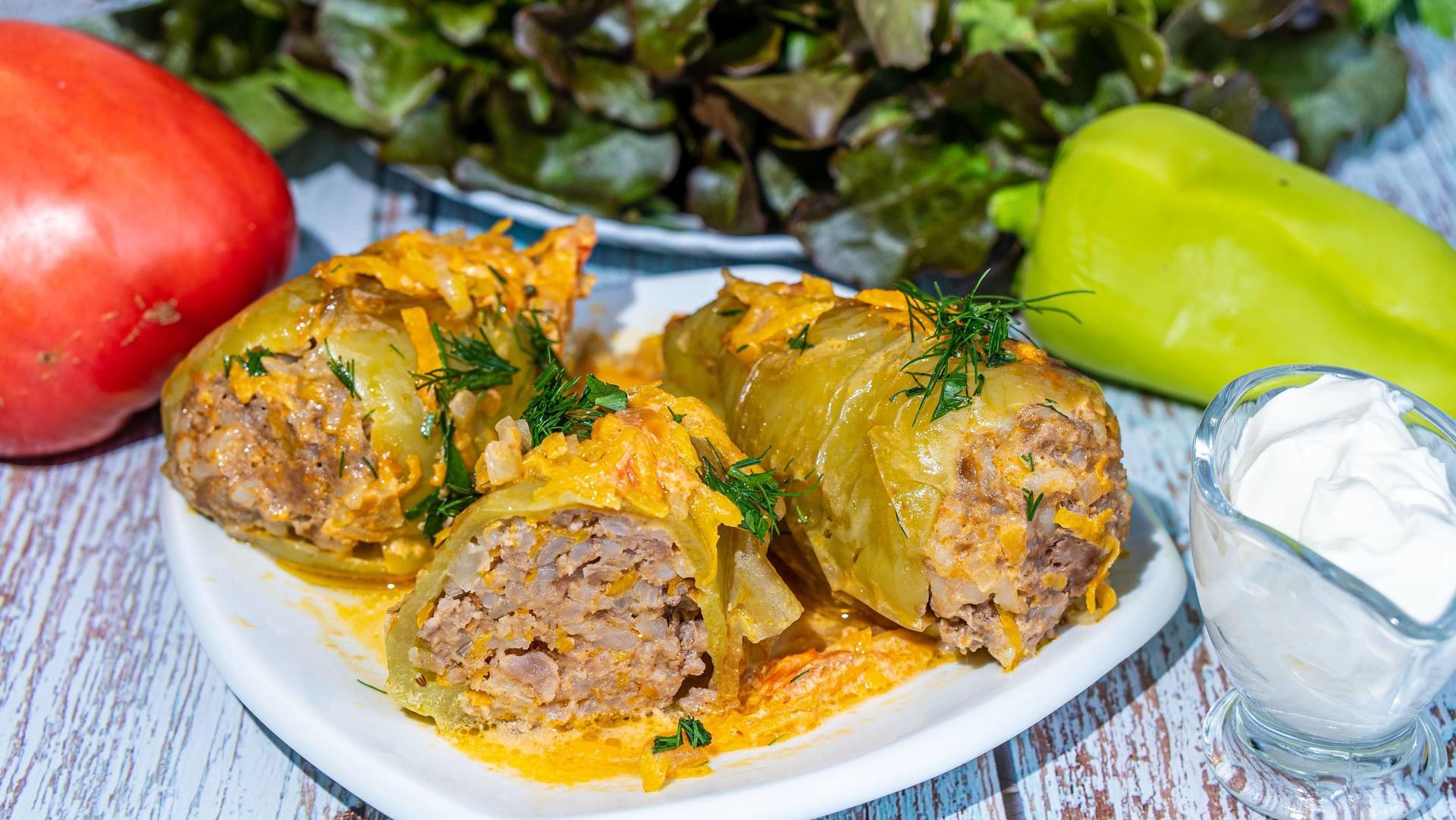 Приготовить болгарский перец с мясом. Перец фаршированный мясом и рисом. Перец фаршированный мясом и рисом рецепт с гарниром. Перец фаршированный мясом и рисом рецепт. Нужно ли отваривать рис для фаршированных перцев.