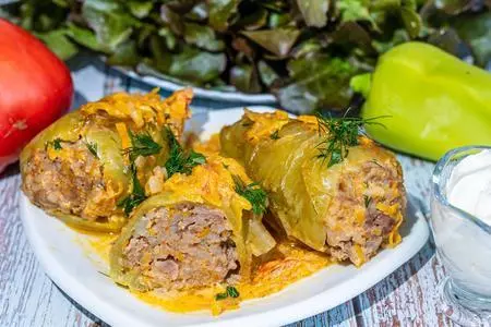 Болгарские перцы фаршированные мясным фаршем с рисом в сковороде