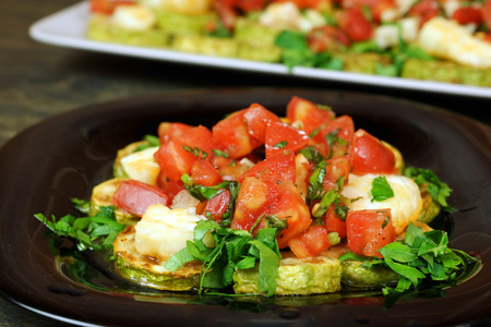 Фото к рецепту: Кабачки с обжаренным сыром и томатами