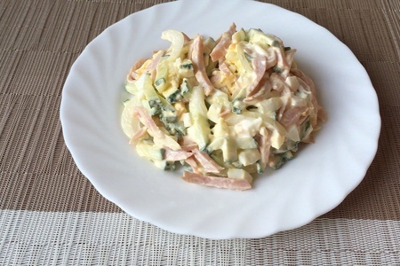 Фото к рецепту: Салат с ветчиной, огурцами и яйцом