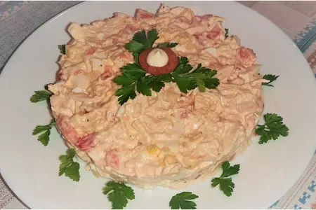 Салат с куриным филе, помидорами и сыром