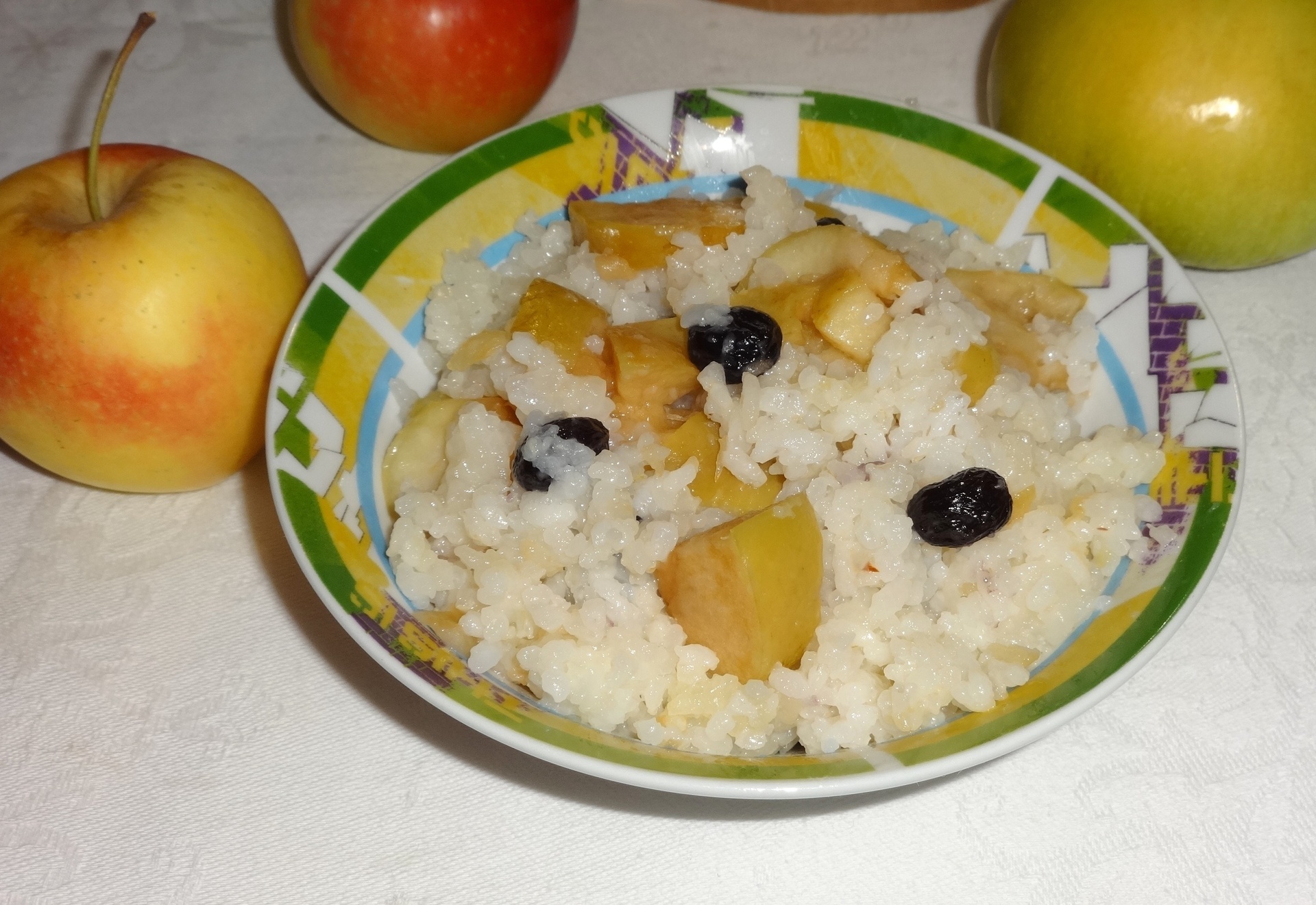 Рисовая каша с изюмом и яблоками на воде