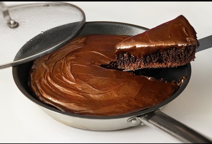 Нежный шоколадный торт на сковороде со сметанным кремом