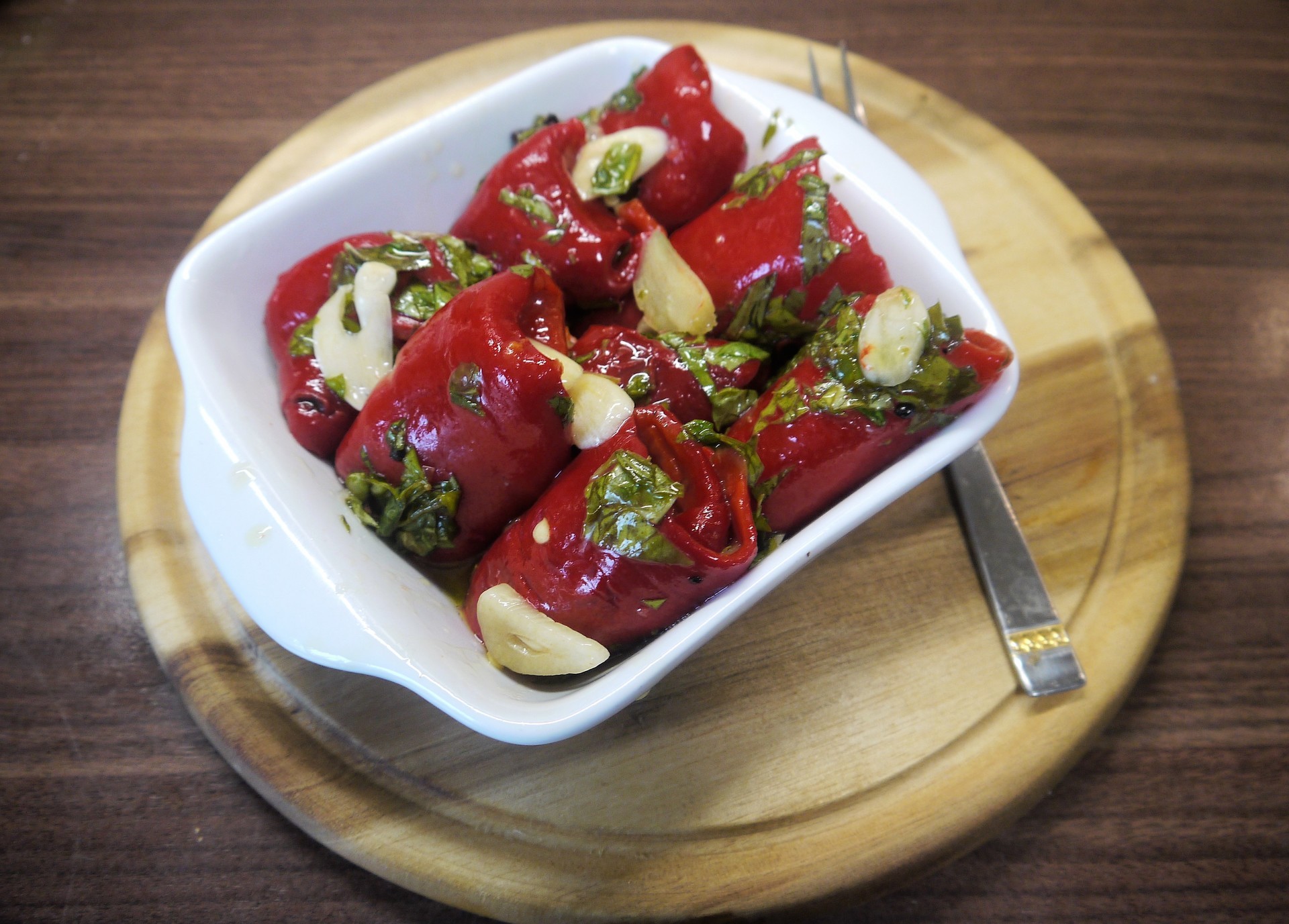 Перец запеченный с брынзой и помидорами