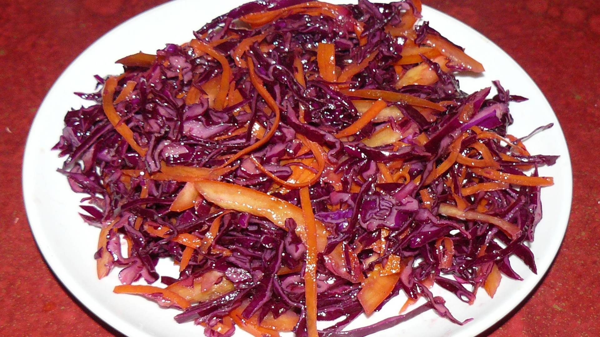Салат с краснокочанной капустой, морковью перцем