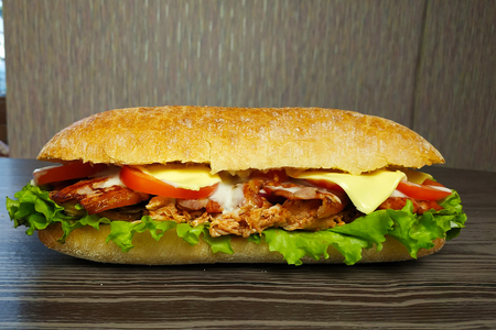 Фото к рецепту: Сэндвич с рваной курицей в хрустящей булочке чиабатта