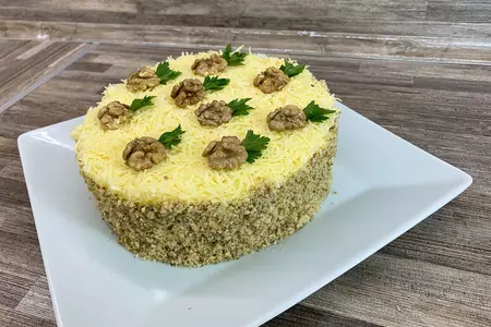 Слоеный салат с курицей, грибами и ананасами в виде торта