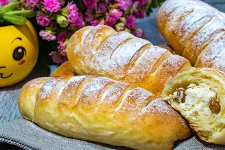 Булочки из сдобного дрожжевого теста с творогом и изюмом