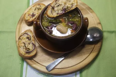 Традиционный тосканский суп риболлита (ribollita)