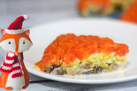 Фото к рецепту: Салат с селедкой "лисья шубка" на новый год
