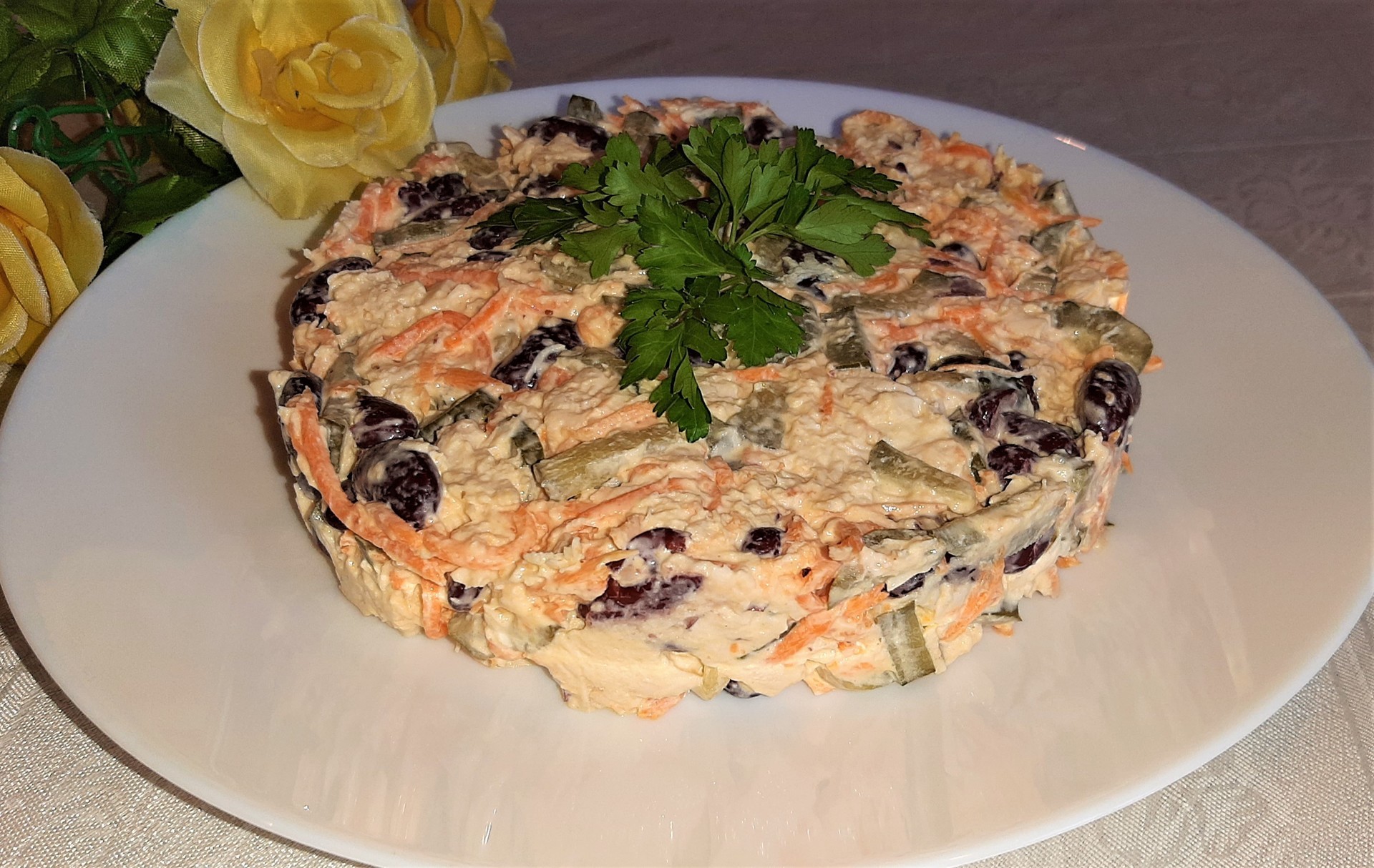 Салат с фасолью курицей и морковью. Салат в магните с сыром курицей. ПП салат с курицей. Салат Виталий. Филе куриное салат рецепт вкусный и простой.