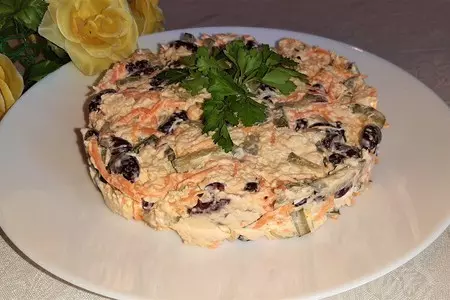 Салат с курицей, фасолью и морковью по-корейски