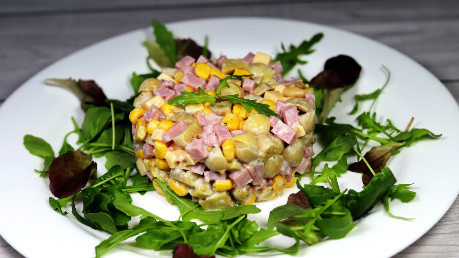 Салат с ветчиной, кукурузой и грибами