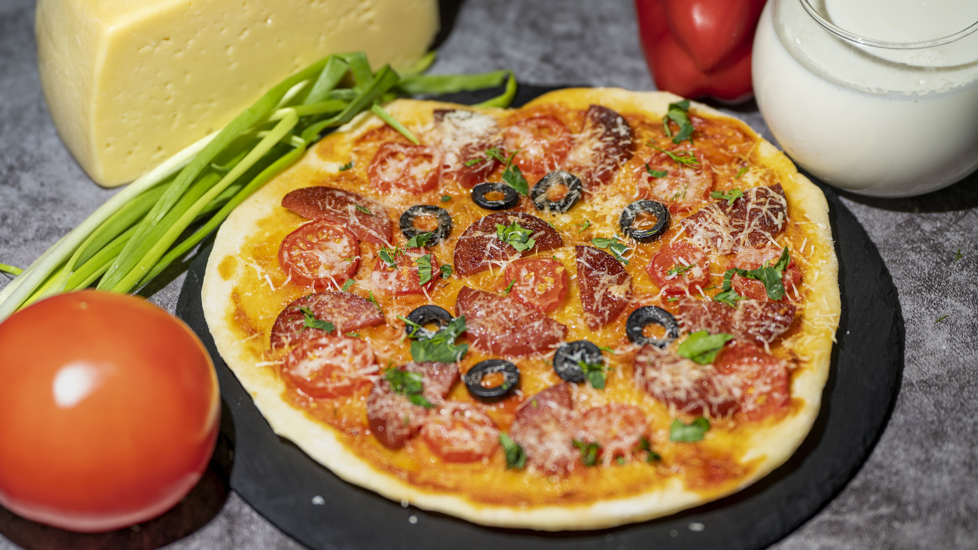 мини пицца в духовке из дрожжевого теста с колбасой и сыром и помидорами фото 19