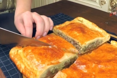 Пирожки с мясом из слоеного теста в духовке