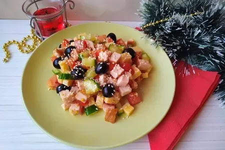 Салат с копченой курицей и свежими овощами