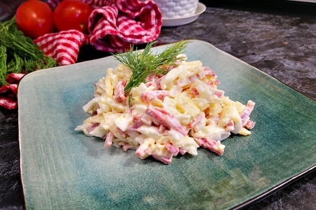 Фото к рецепту: Новый салат «неженка» с ветчины и сыра