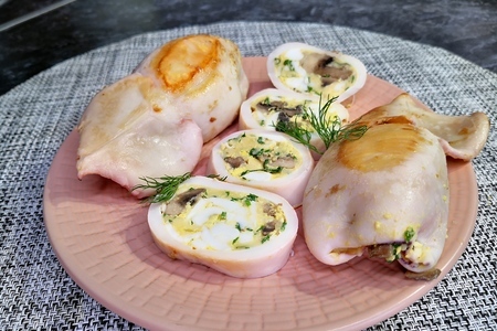 Фото к рецепту: Фаршированные кальмары с сыром и грибами