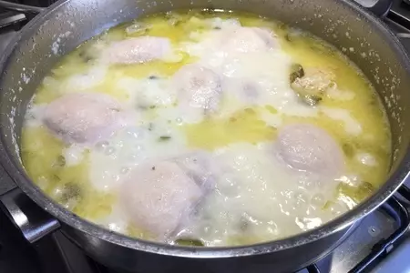 Курица с солеными огурцами