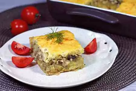 Картофельная запеканка с курицей, грибами и сыром, залитое сметанной заливкой