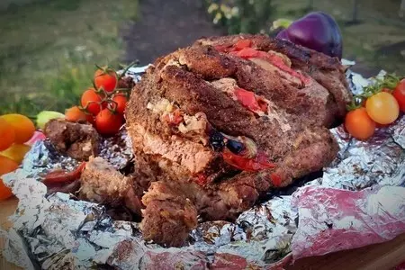 Мясо запеченное большим куском в углях