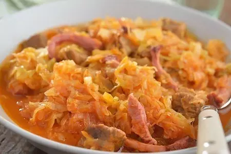 Капуста тушеная с картошкой и колбасой