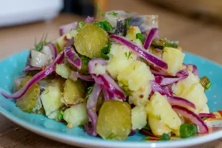 Картофельный салат с сельдью, луком и солеными огурцами