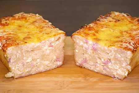 Рваный пирог из лаваша с сыром и ветчиной в духовке