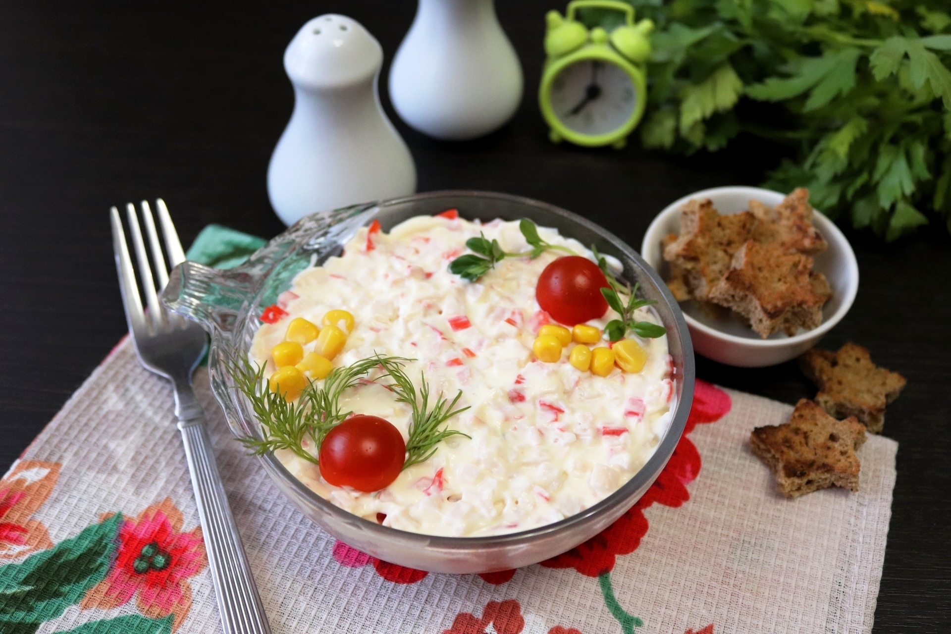 Салат с зернистым творогом и курицей