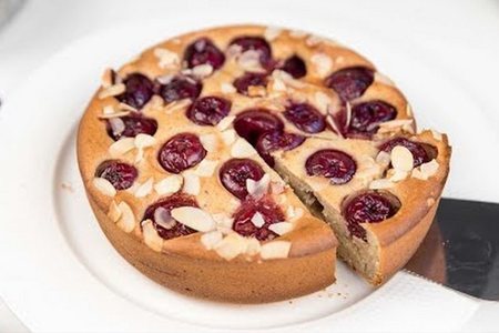 Фото к рецепту: Миндальный пирог с ягодами