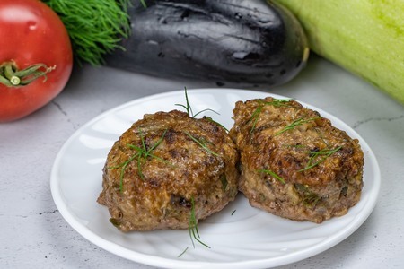 Фото к рецепту: Котлеты из смешанного мясного фарша с баклажанами по-турецки