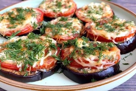 Вкусные блюда из баклажанов: простой рецепт с моцареллой и помидорами