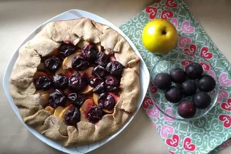 Галета с яблоками и алычой