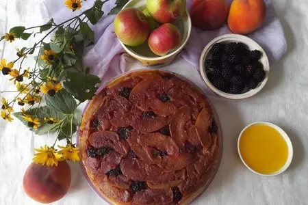 Дрожжевой пирог с яблоками и ежевикой