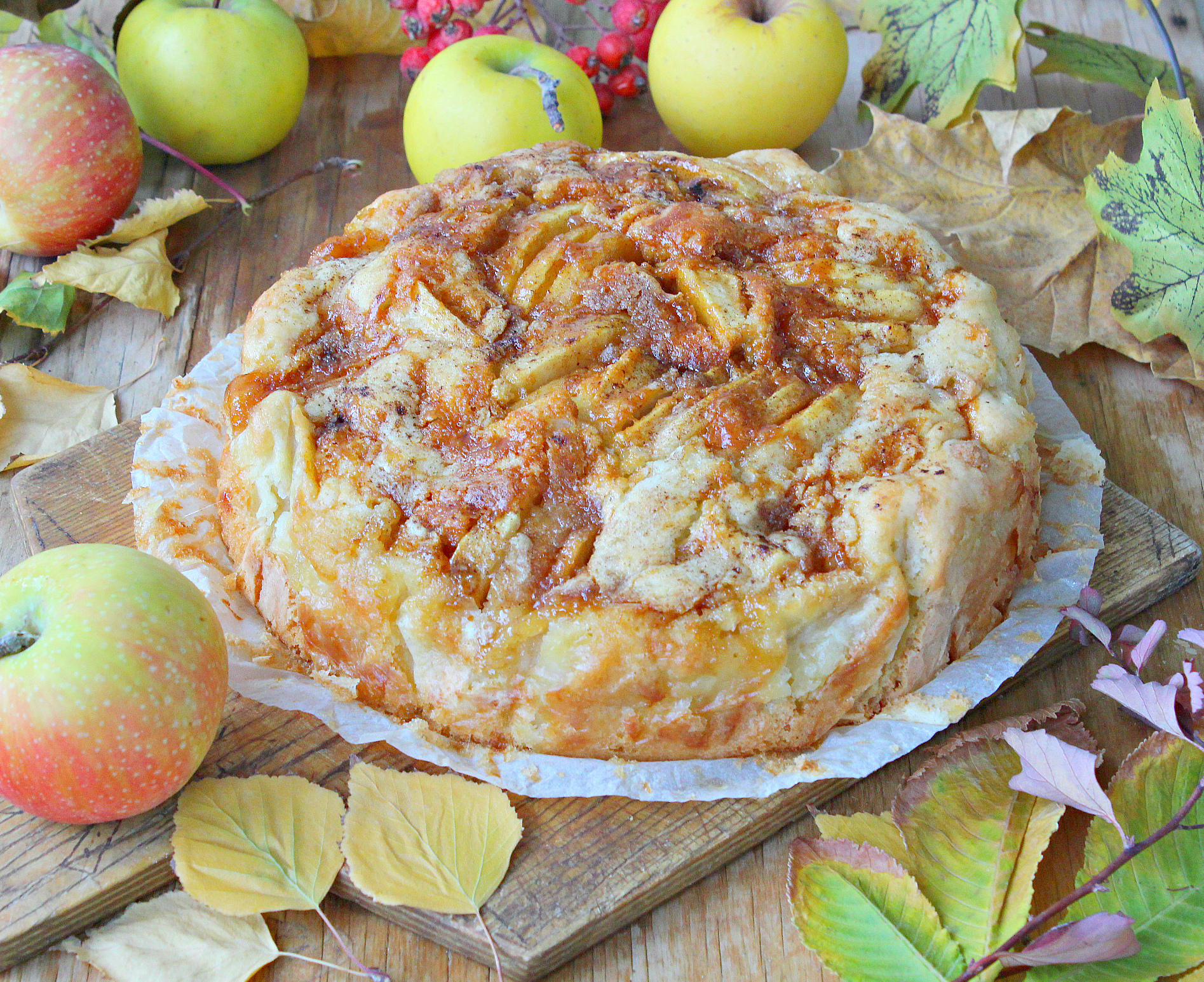 Пай с карамелизированными яблоками