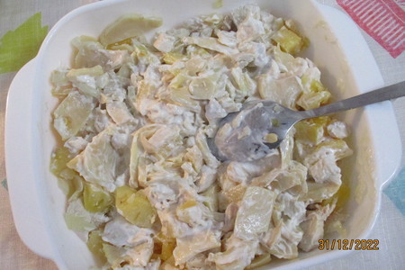 Салат из курицы с сыром и маринованными шампиньонами