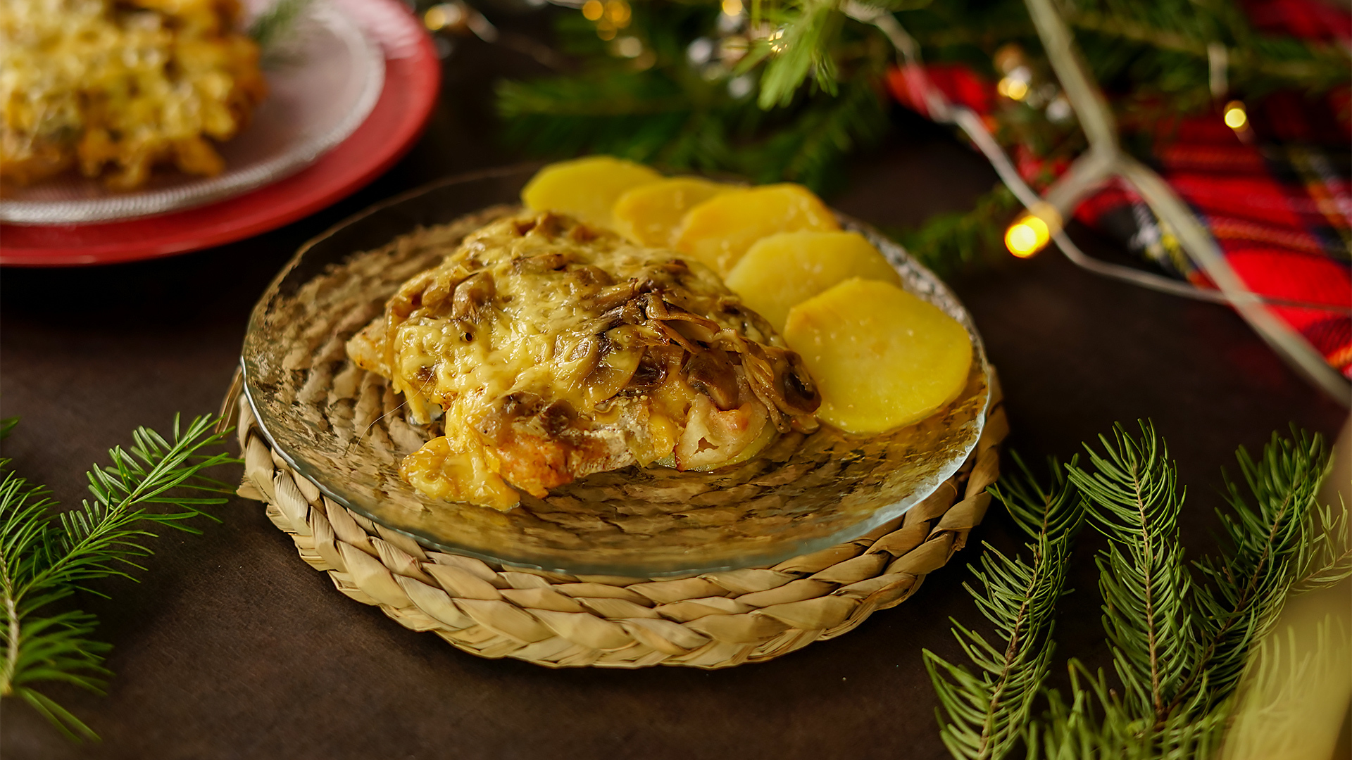 Свинина с картофелем, беконом и сыром под грибной шапкой - пошаговый рецепт  с фото (1809 просмотров)