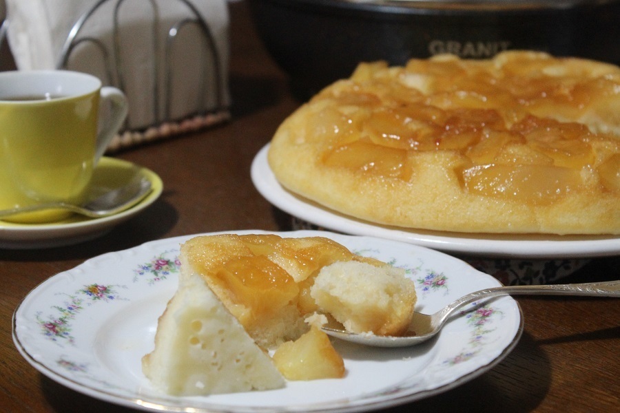 Заливной пирог с карамелизированными яблоками