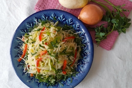 Фото к рецепту: Салат из редьки с овощами
