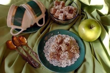 Фото к рецепту: Яблочный рахат-лукум с грецкими орехами в кокосовой стружке 