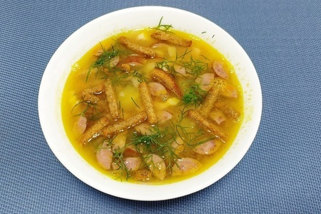 Фото к рецепту: Гороховый суп с копчёностями — рецепт супа в мультиварке