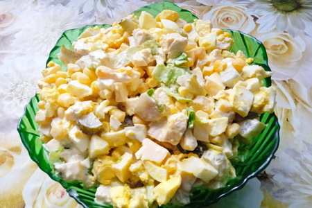 Фото к рецепту: Салат из курицы, кукурузы, яиц и соленых огурцов