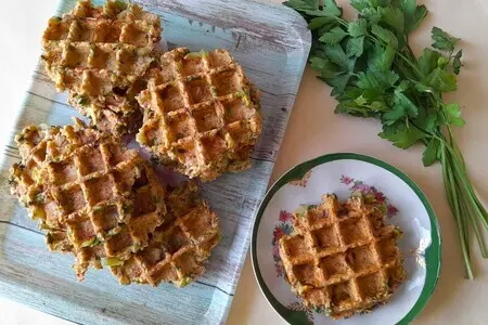 Овсяные вафли с кабачками и зеленью