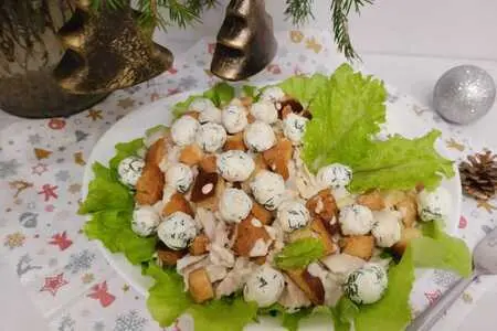 Салат с курицей, сырными шариками и пекинской капустой